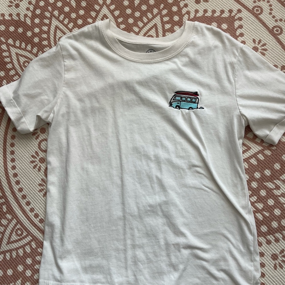 Cream/ White tee